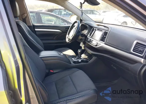 2018 Toyota Highlander Le Plus из США, поврежденный, VIN 5TDBZRFH5JS902299